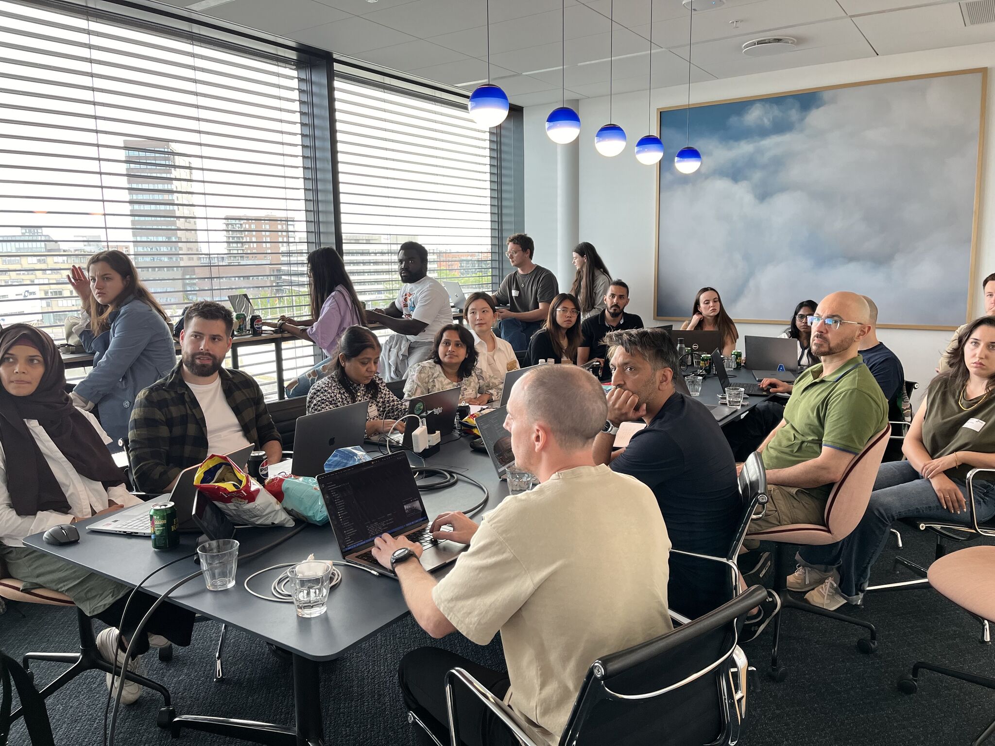 Profesionales trabajando en desarrollo de software