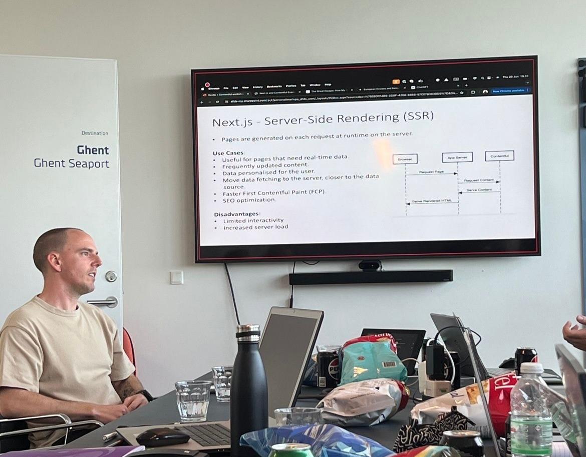 Profesionales trabajando en desarrollo de software